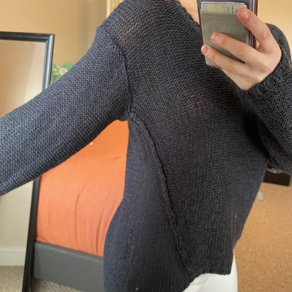 Simple knit navy sweater - Picture 3 of 3